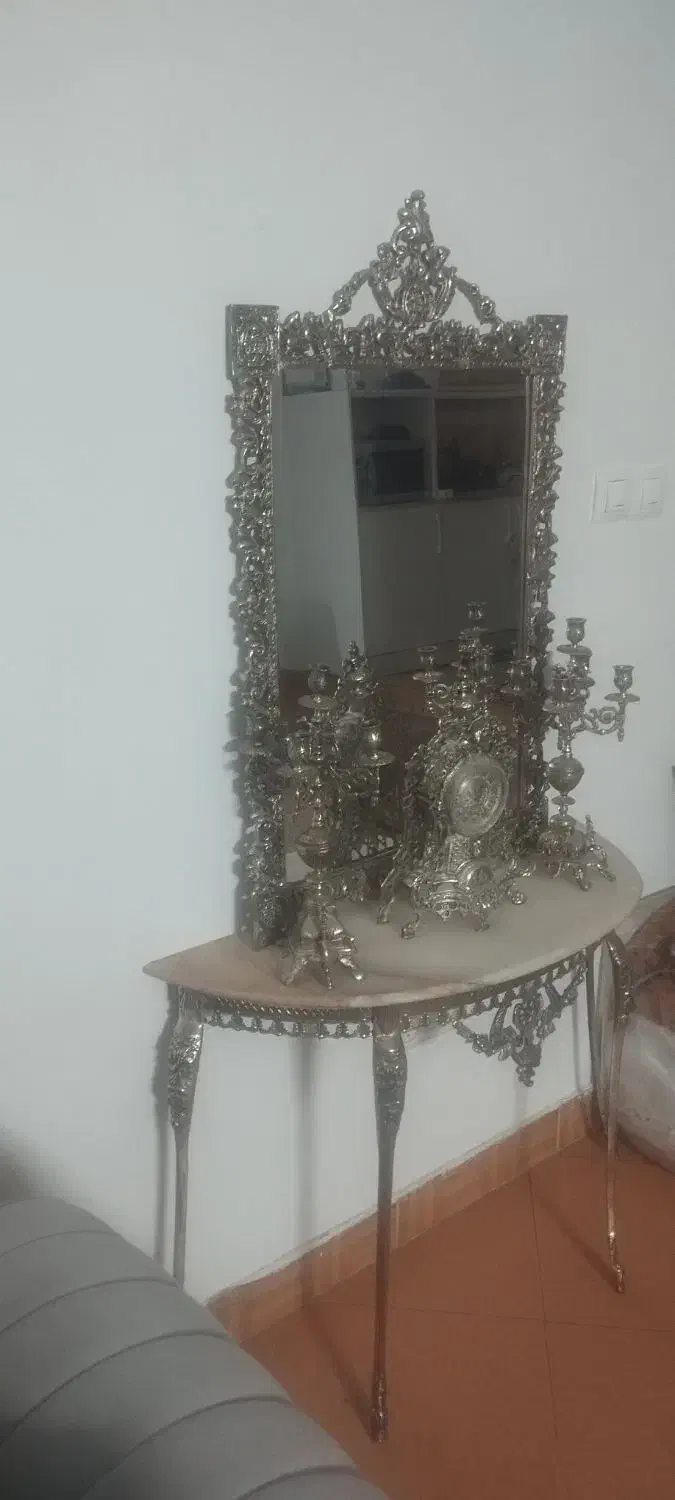 آینه و شمعدان|آینه|کن, |دیوار