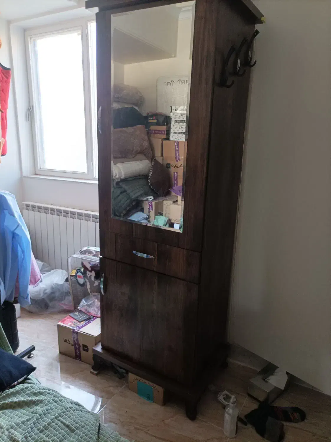 جاکفشی ایستاده جادار|جاکفشی، کمد، دراور|تهران, آبشار تهران (دریاچه)|دیوار