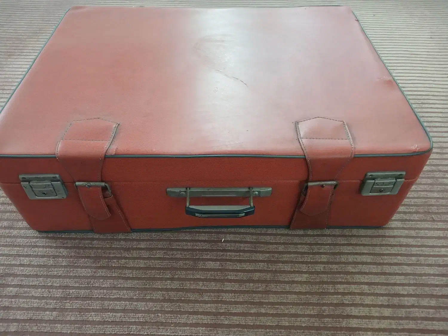 سه چمدان قدیمی دهه ۴۰ و ۵۰|کیف، کفش، کمربند|رشت, استادسرا|دیوار