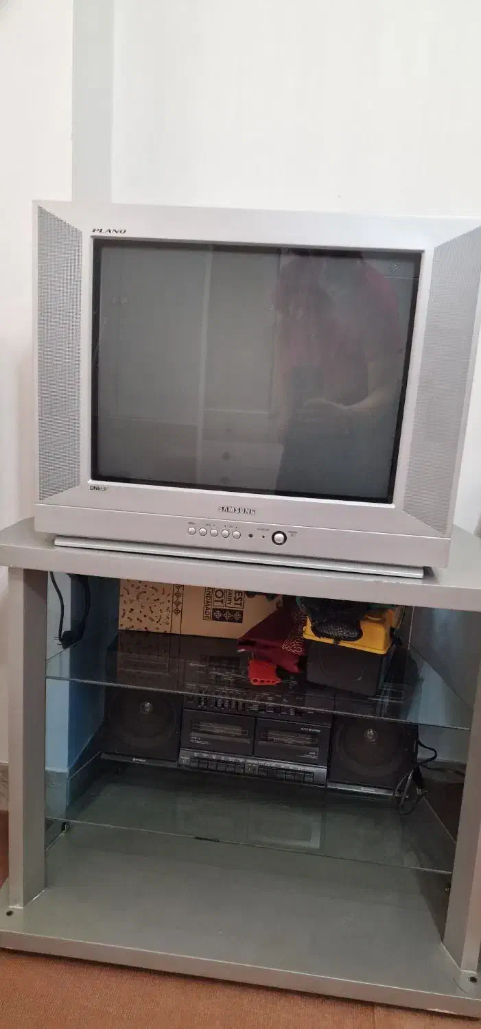 تلویزیون ومیز تلویزیون|تلویزیون و پروژکتور|میانه, |دیوار