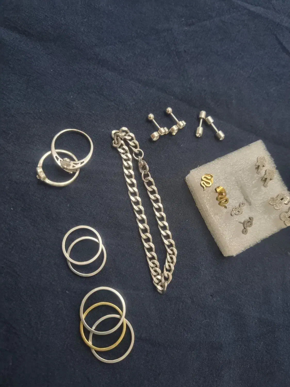 تعدادی گوشواره و پیرسینگ و انگشتر و یک دستبند|بدلیجات|پرند, فاز ۵|دیوار