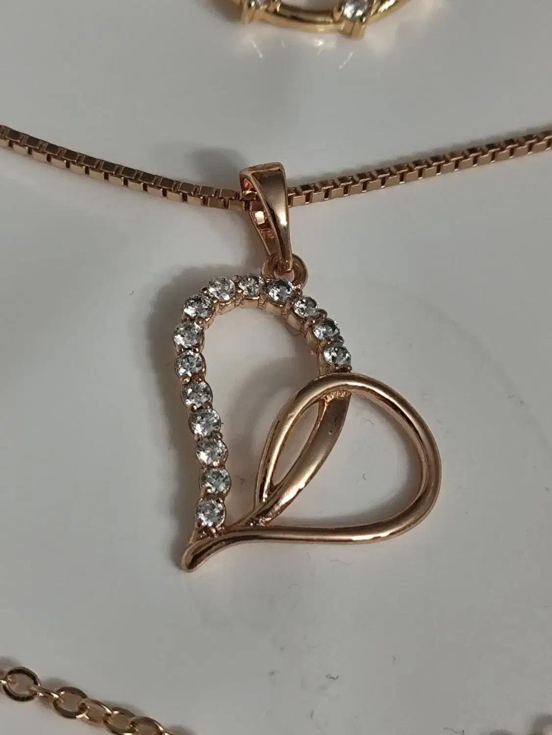 پلاک وزنجیرهای ژوپینگ کویین گالری|بدلیجات|تهران, نیروی هوایی (پیروزی)|دیوار