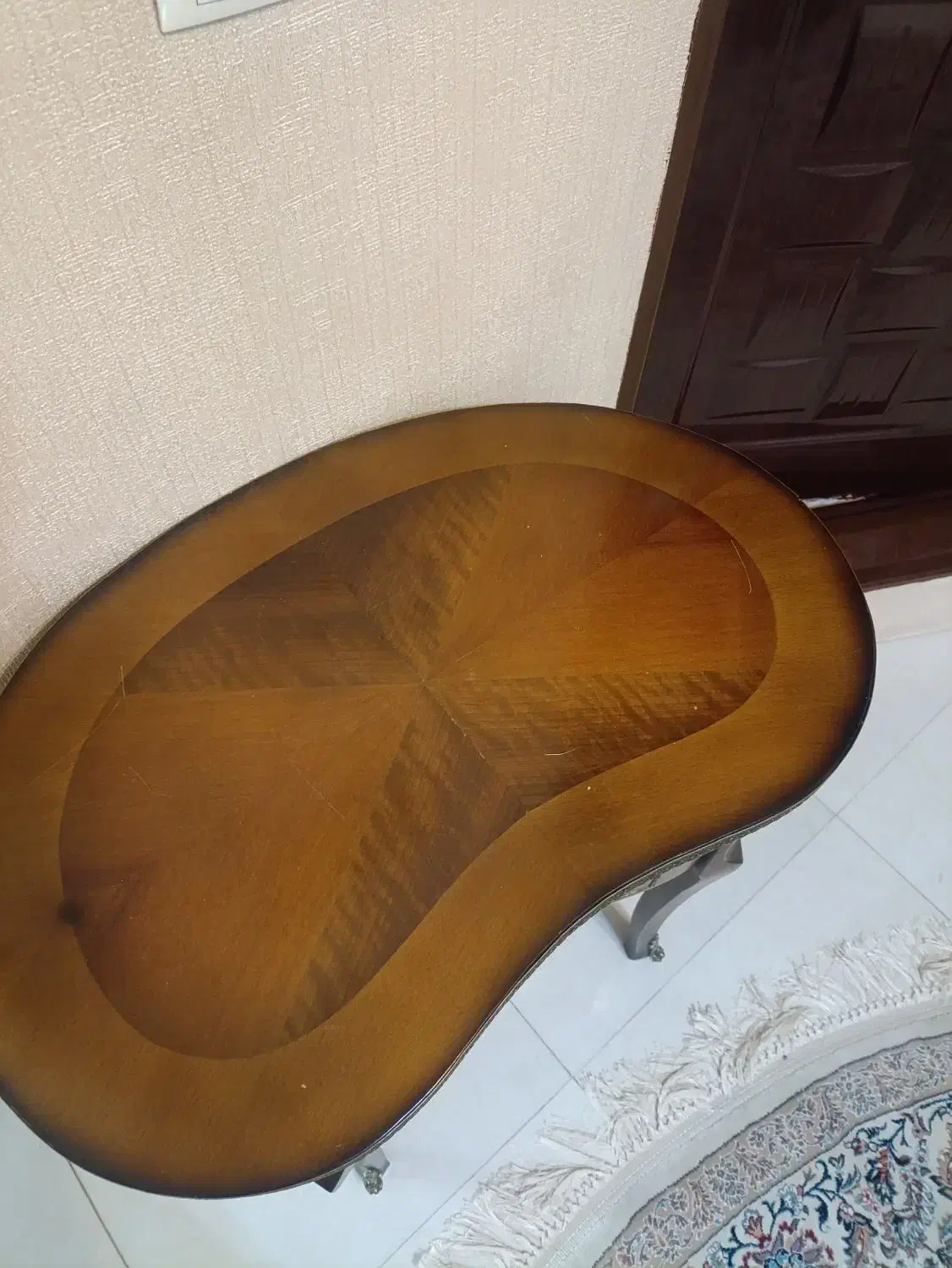 گل و میز کنار سالن زیبا|میز تلفن|نیشابور, هفده شهریور|دیوار