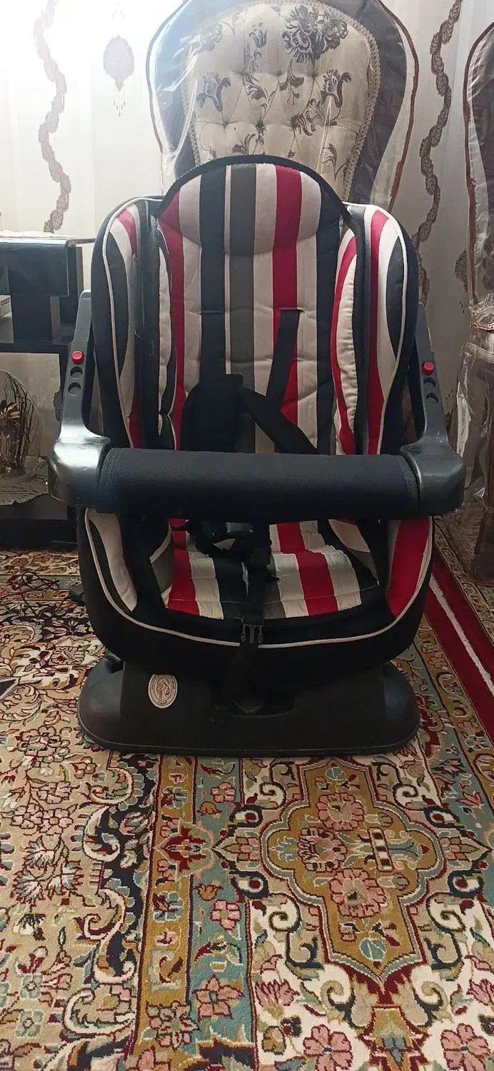صندلی کودک در حد نو|تخت و صندلی بچه|نیشابور, دارایی|دیوار