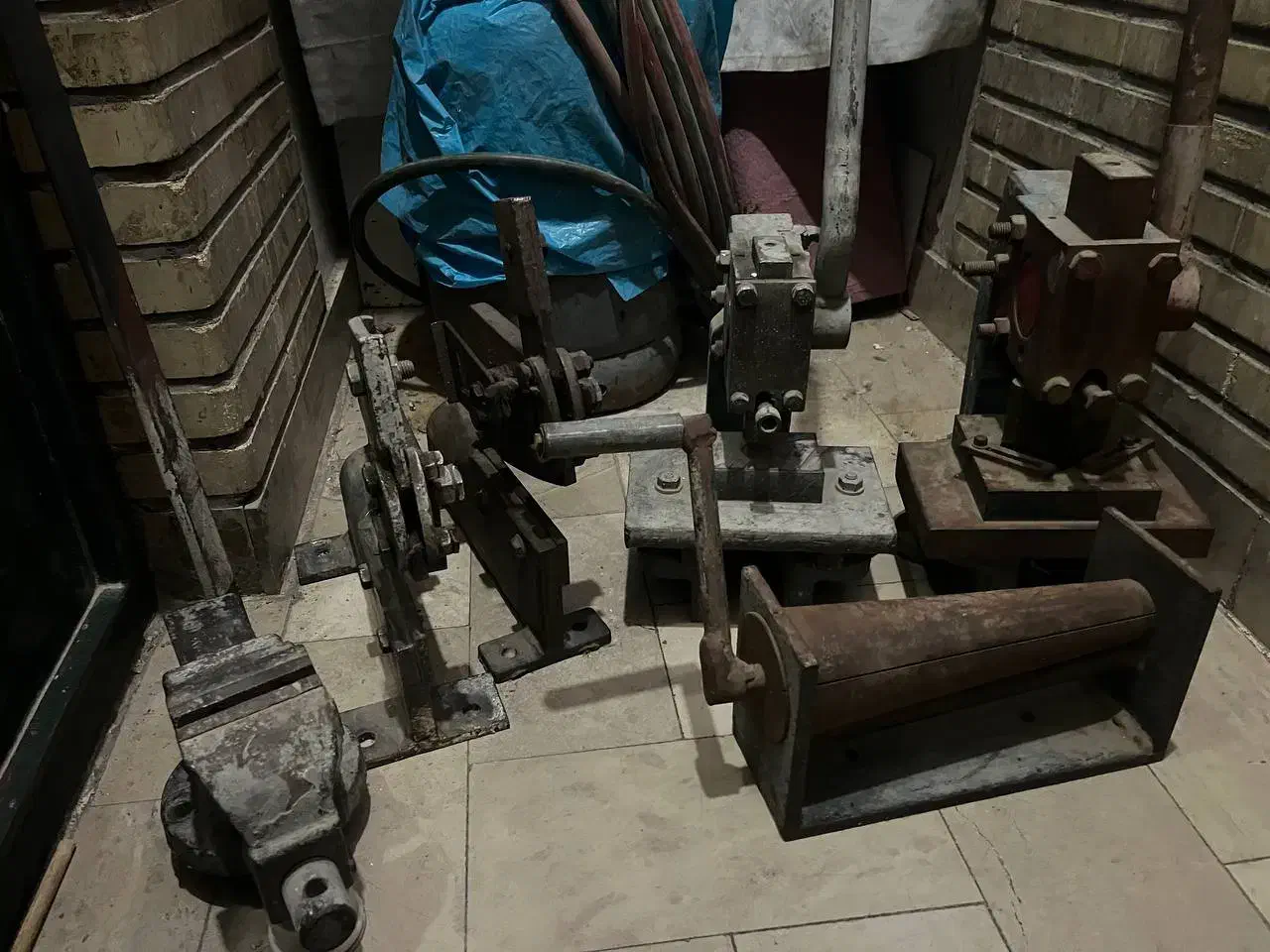 ابزار کابینت .پرس دستی .قیچی آهنبر.شیلنگ هواگاز|ابزارآلات|اندیشه, اندیشه فاز ۱|دیوار