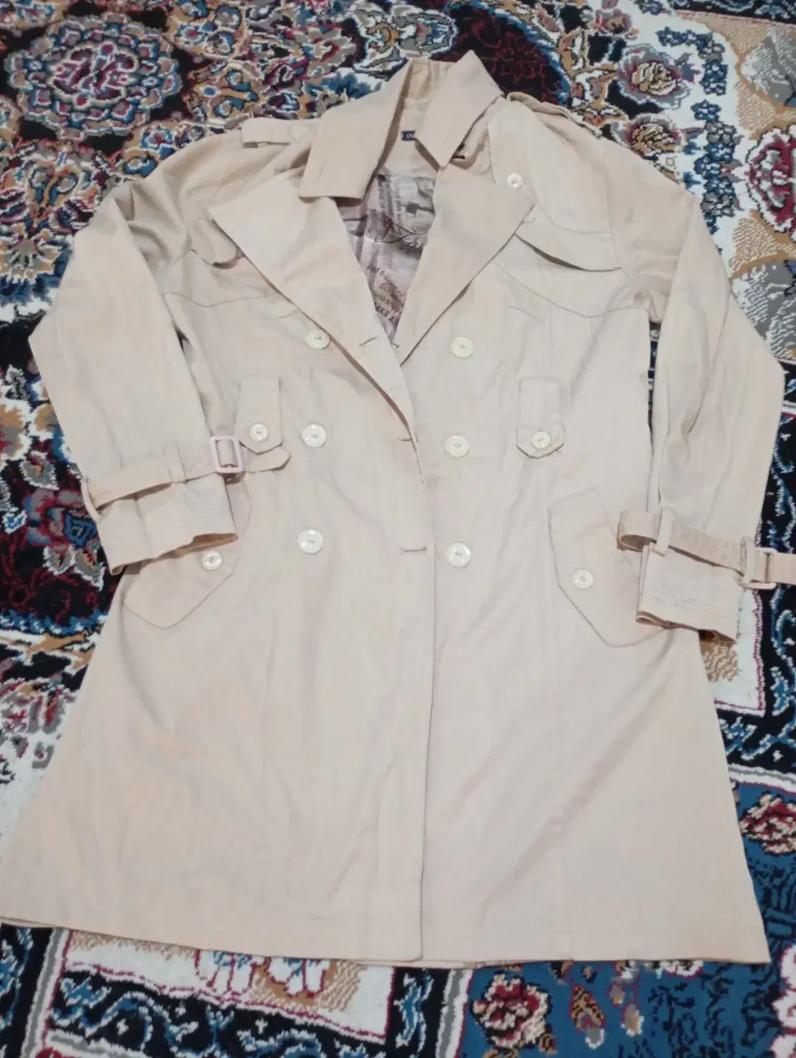 کاپشن|لباس|شیراز, کوشک میدان|دیوار