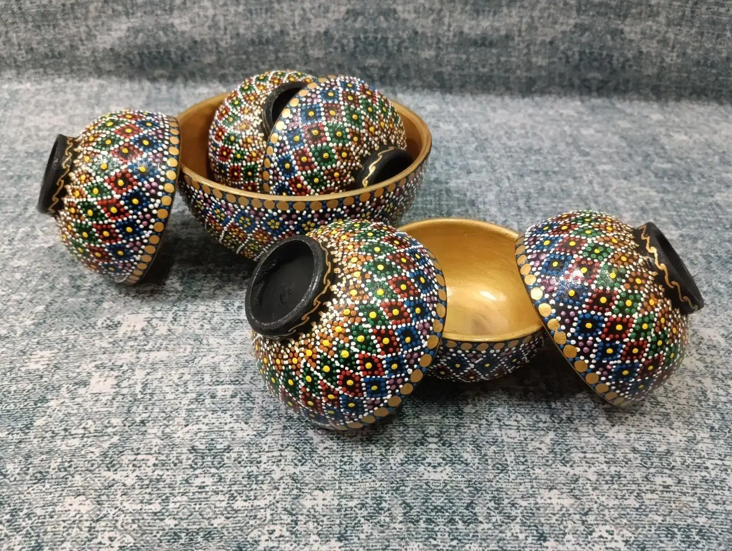 نقطه کوبی بر روی اشیا سفالی|ظروف سرو و پذیرایی|بهمن صغاد, |دیوار