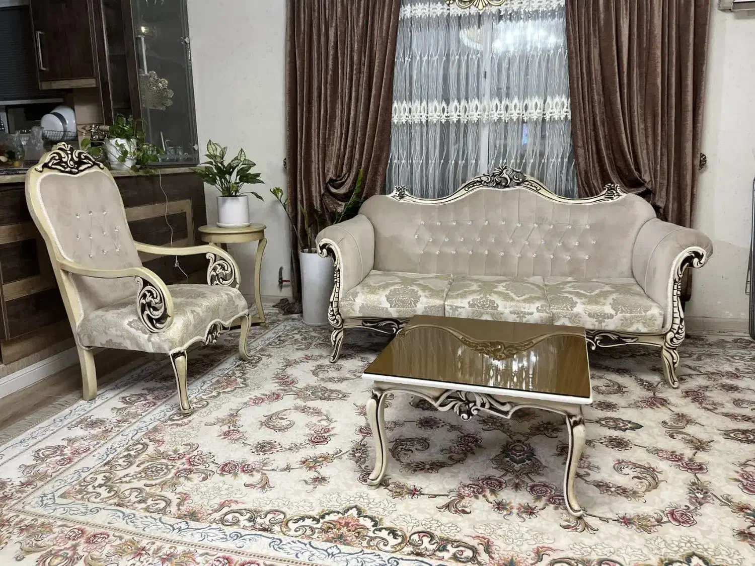 مبل ۹ نفره همراه با کاور پلاستیکی و میز وسط|مبلمان خانگی و میز عسلی|فریدونکنار, |دیوار