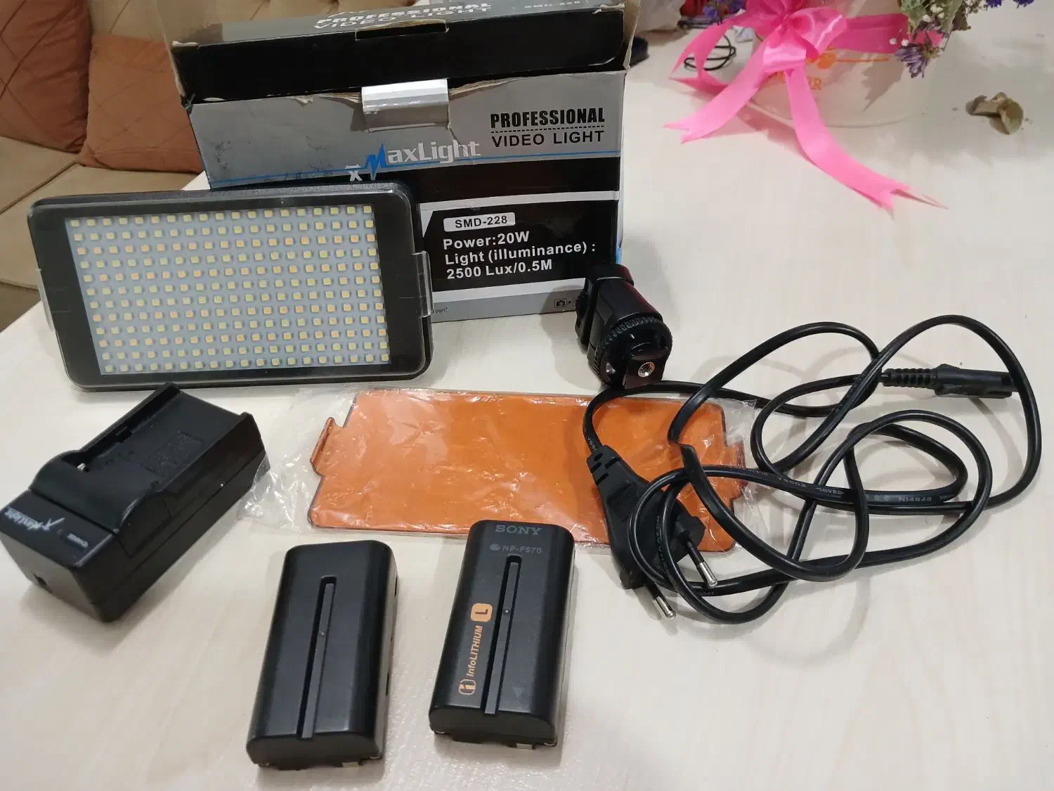 چراغ ویدئویی حرفه‌ای+دو باتری Sony و شارژر|دوربین عکاسی و فیلم‌برداری|ملارد, |دیوار