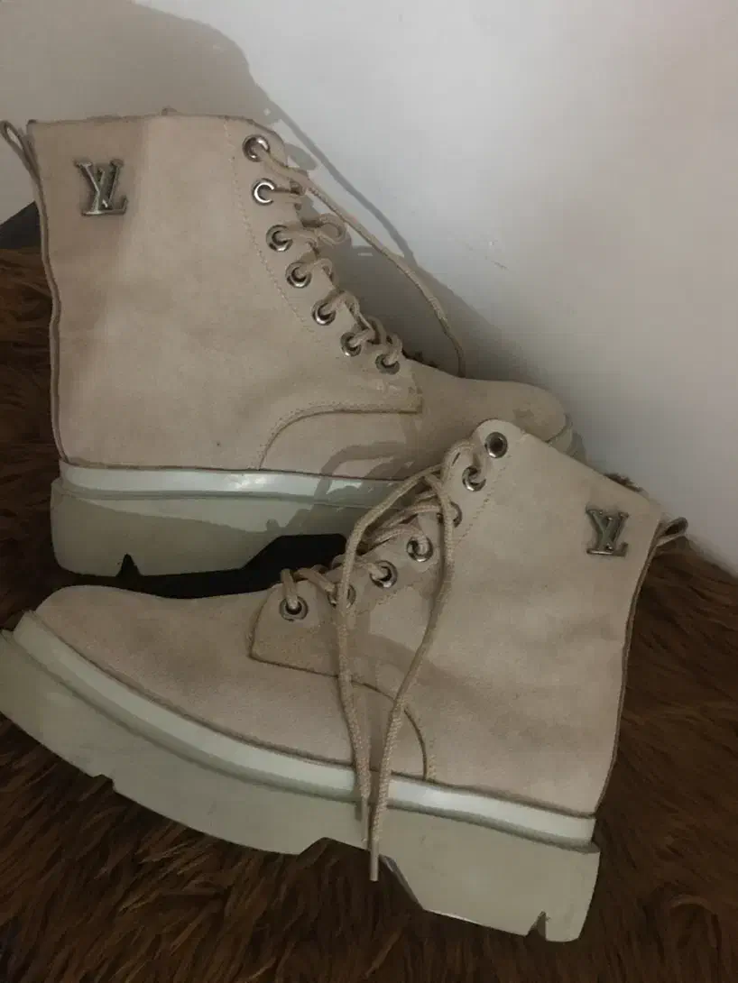 نیم بوت|کیف، کفش، کمربند|پرند, فاز ۶|دیوار