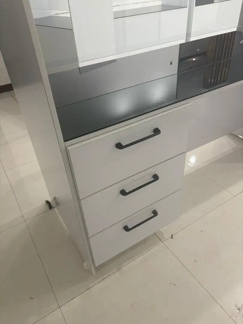 ۹عدد میز اداری سالم با کشو و باکس|دفتر کار|ساری, |دیوار