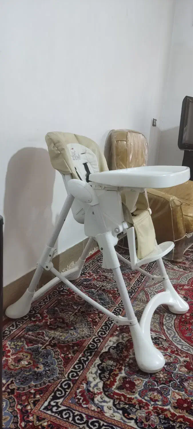 صندلی غذای کودک در حد نو|تخت و صندلی بچه|صدرا-فارس, فاز ۲|دیوار