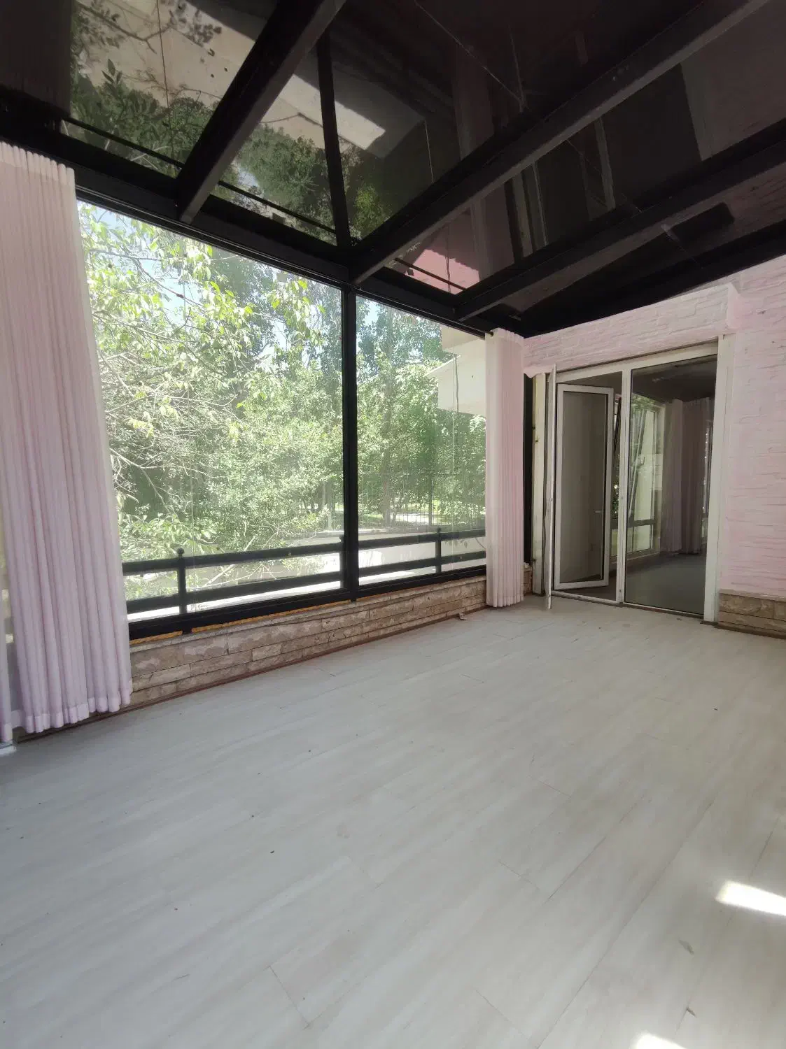 ۱۲۰۰ متر ویلا با دسترسی آسان