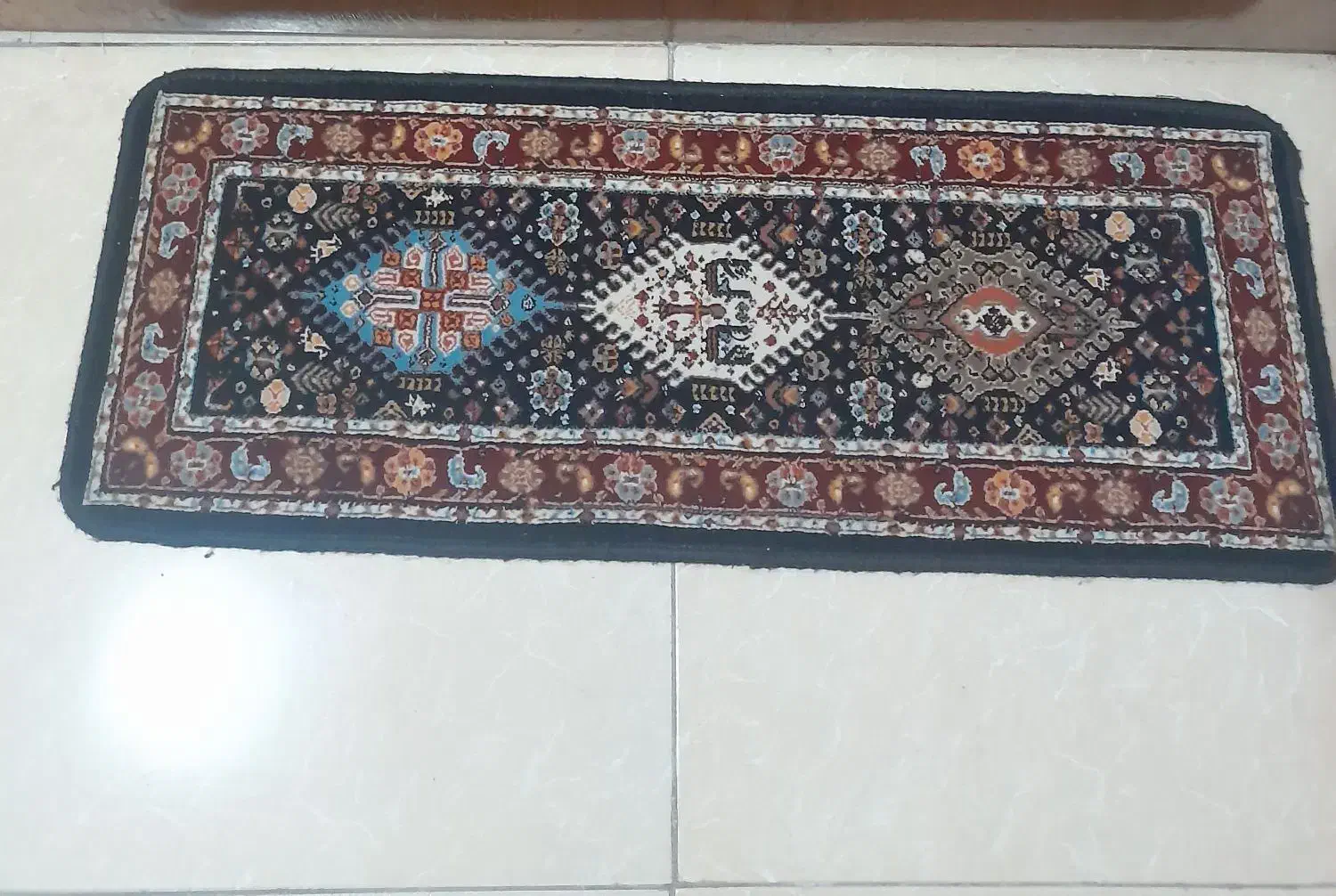 فرش گرد وچند عدد پادری نو|فرش|اصفهان, خانه اصفهان|دیوار