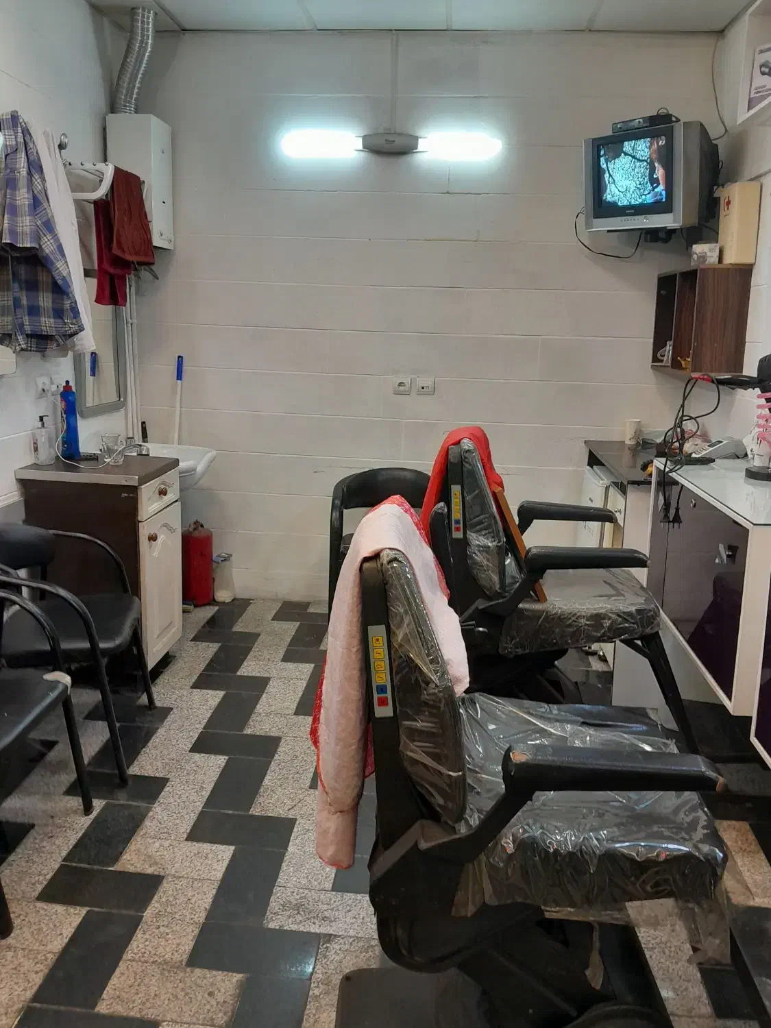 مغازه ۱۴ متری با سند تک برگ ملکییت|فروش مغازه و غرفه|تهران, کرمان|دیوار