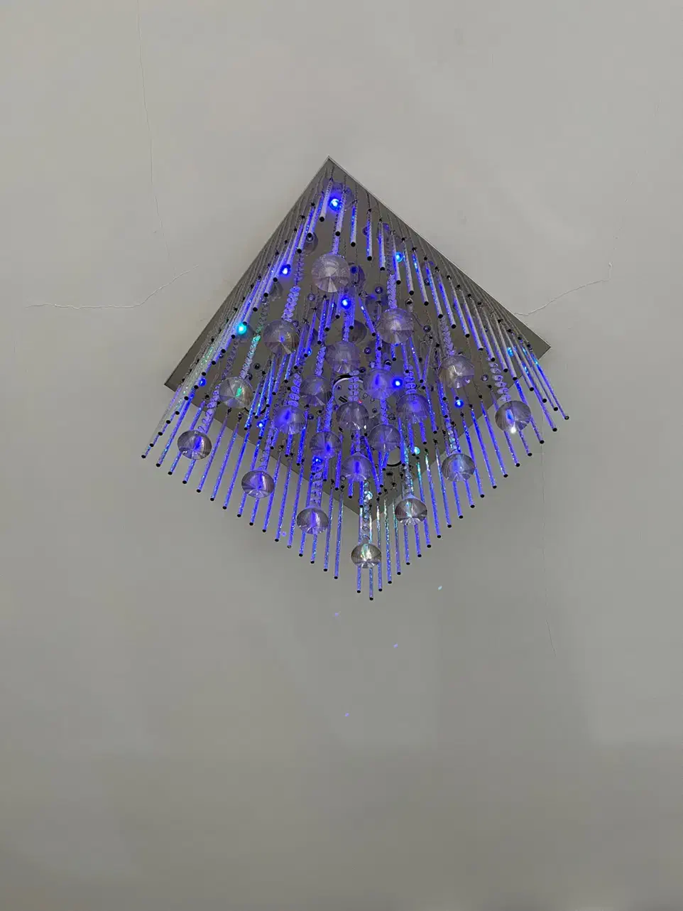 دو عدد لوستر سقفی اسپیکردار بلوتوثی در حد نو|لوستر و چراغ آویز|شیراز, شهرک گلدشت محمدی|دیوار