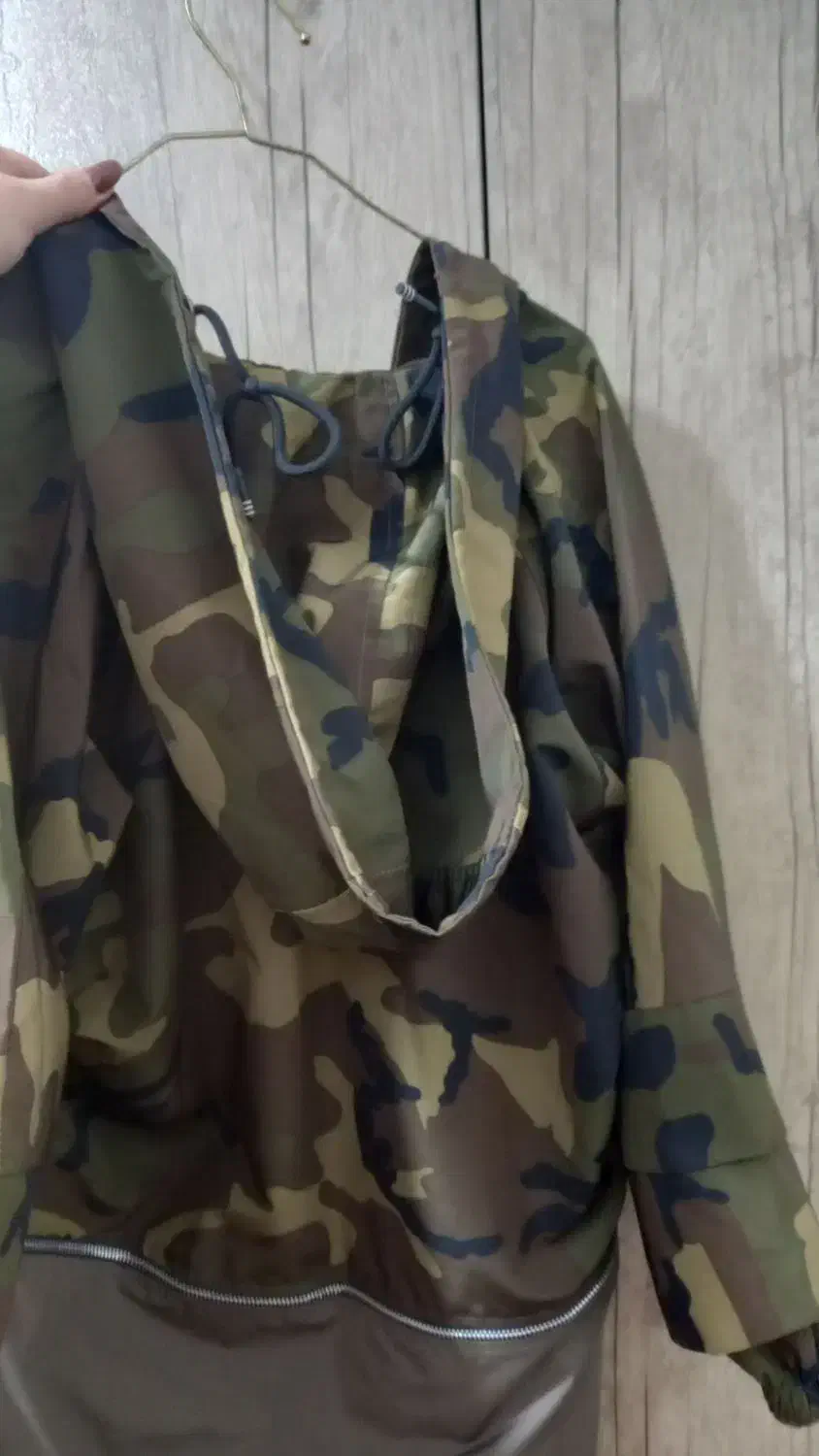 بارونی|لباس|قرچک, شهرک گلها|دیوار