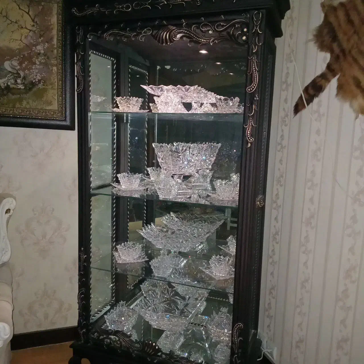 دکور چوبی ویترین چوب گردو|بوفه، ویترین، کنسول|کرج, شاهین‌ویلا|دیوار