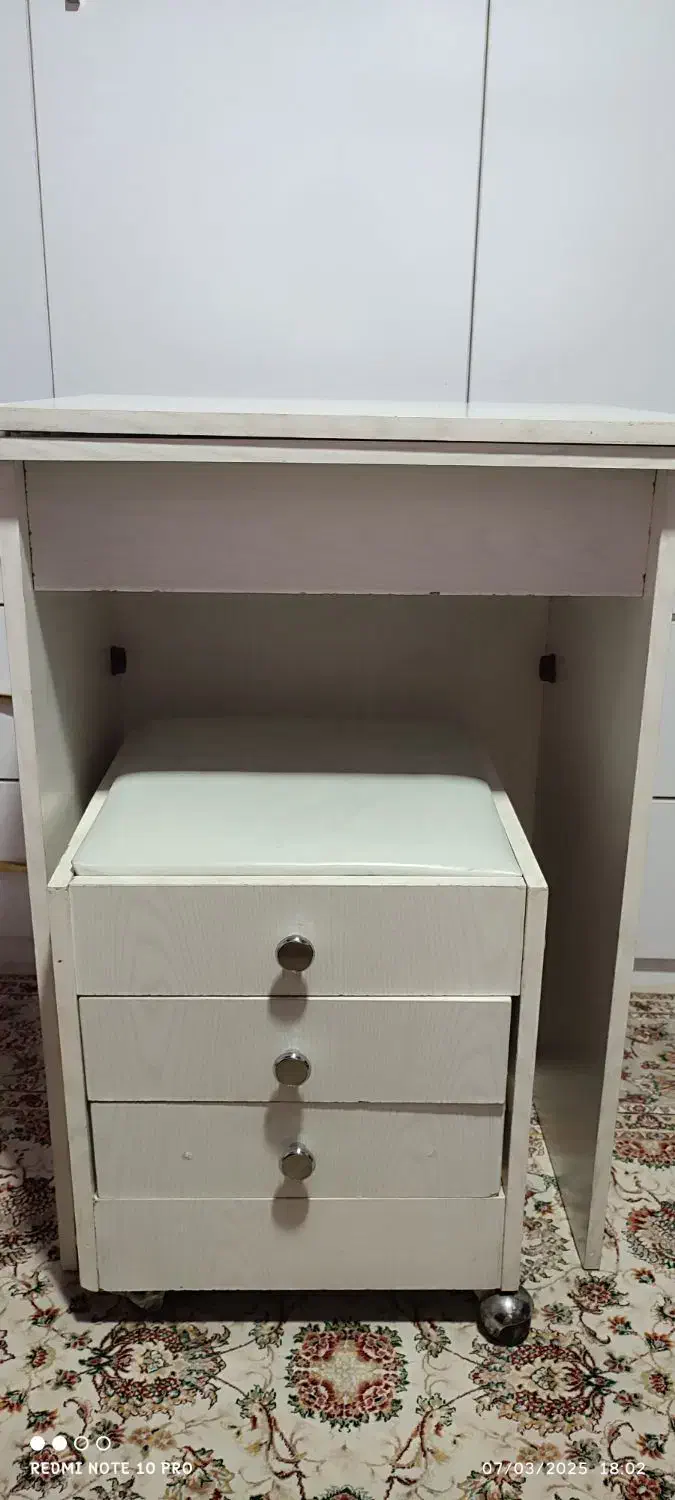 ** میز چرخ خیاطی **|لوازم خیاطی و بافتنی|شاهین‌شهر, اقبال لاهوری|دیوار