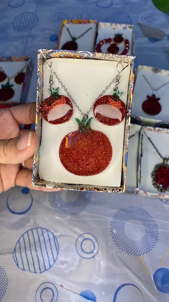 گردنبند رزینی|زیورآلات و اکسسوری|آشخانه, |دیوار