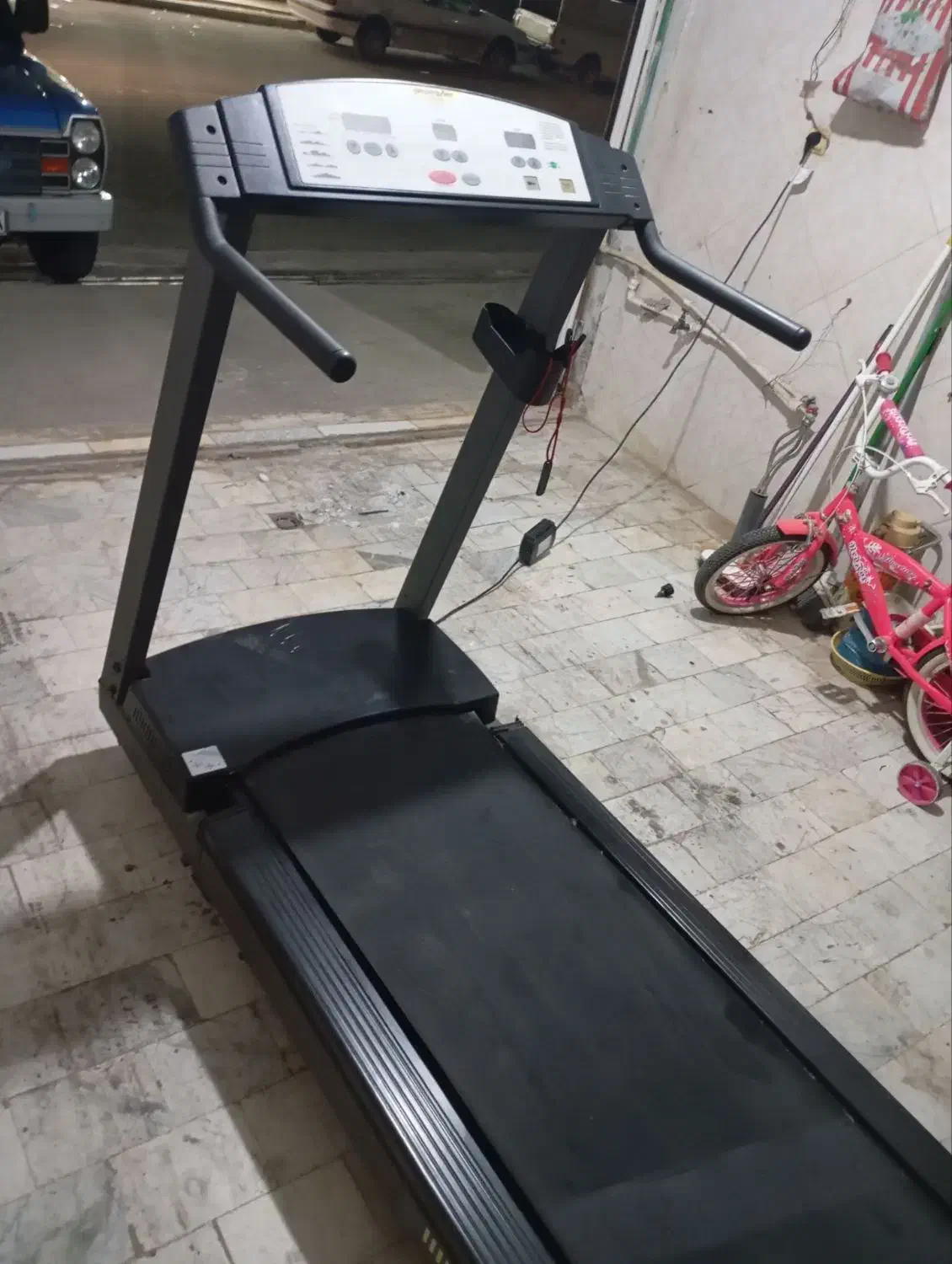 تردمیل|تجهیزات ورزشی|رباط‌کریم, رباط‌کریم|دیوار