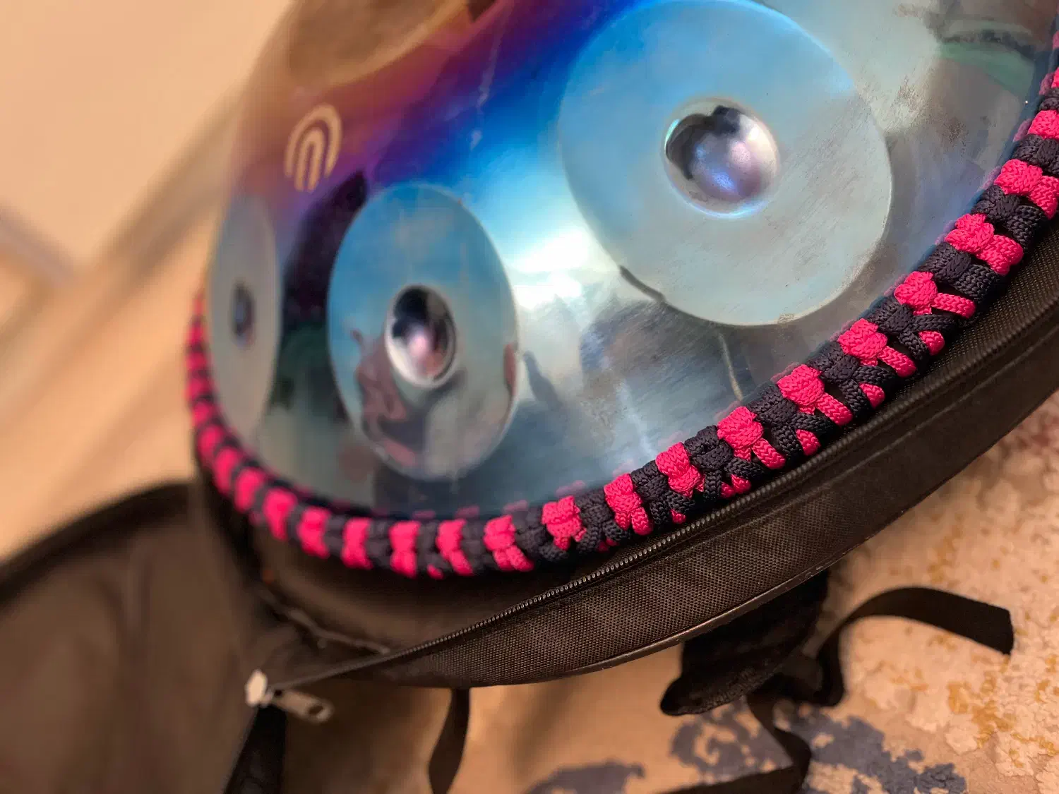 هنگ درام نو|درام و پرکاشن|کیش, |دیوار