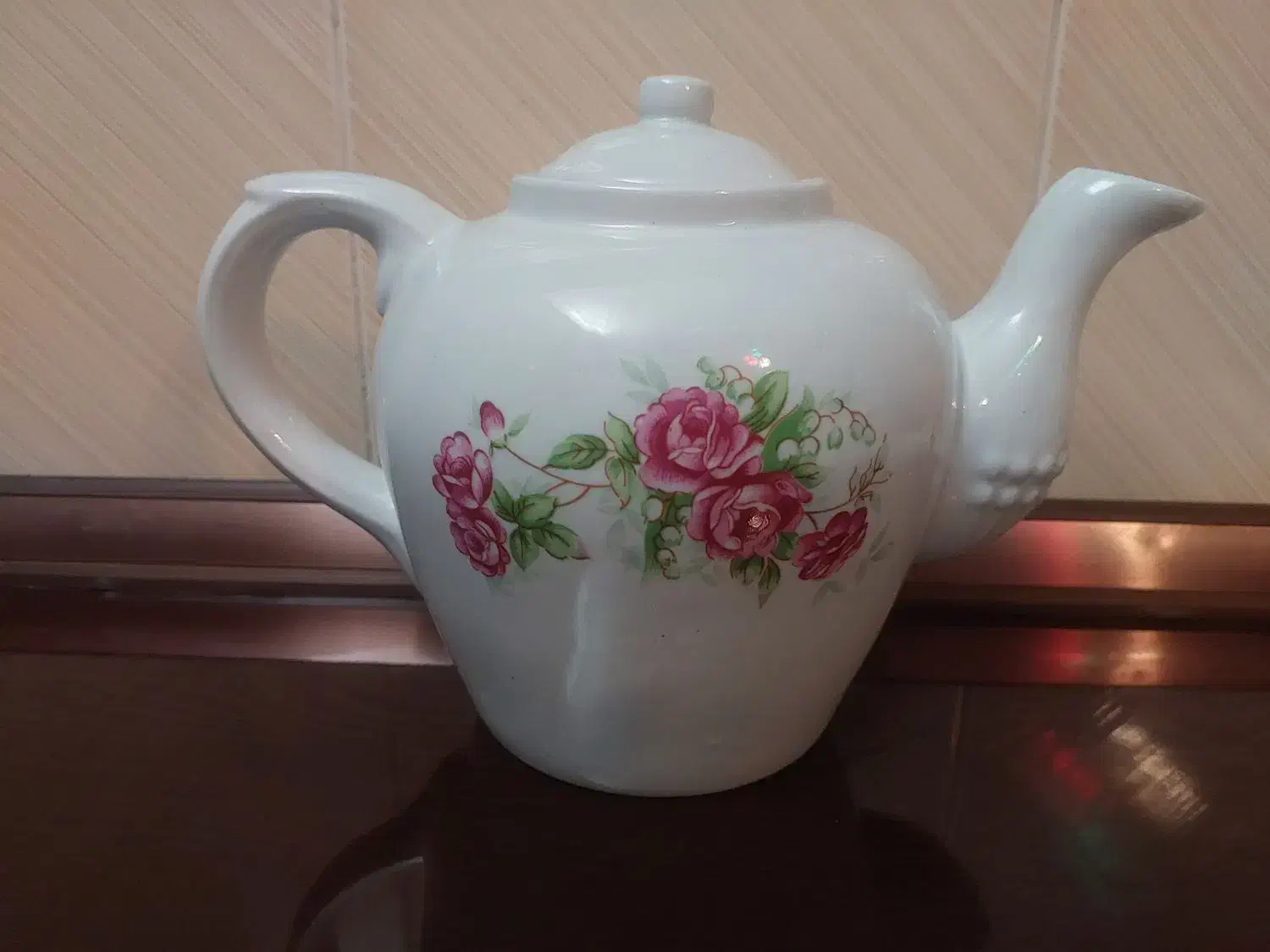 قوری بزرگ ۱۰ کپ گلسرخی بسیارزیبا|قوری، کتری، قهوهساز دستی|کاشان, میدان کهنه|دیوار