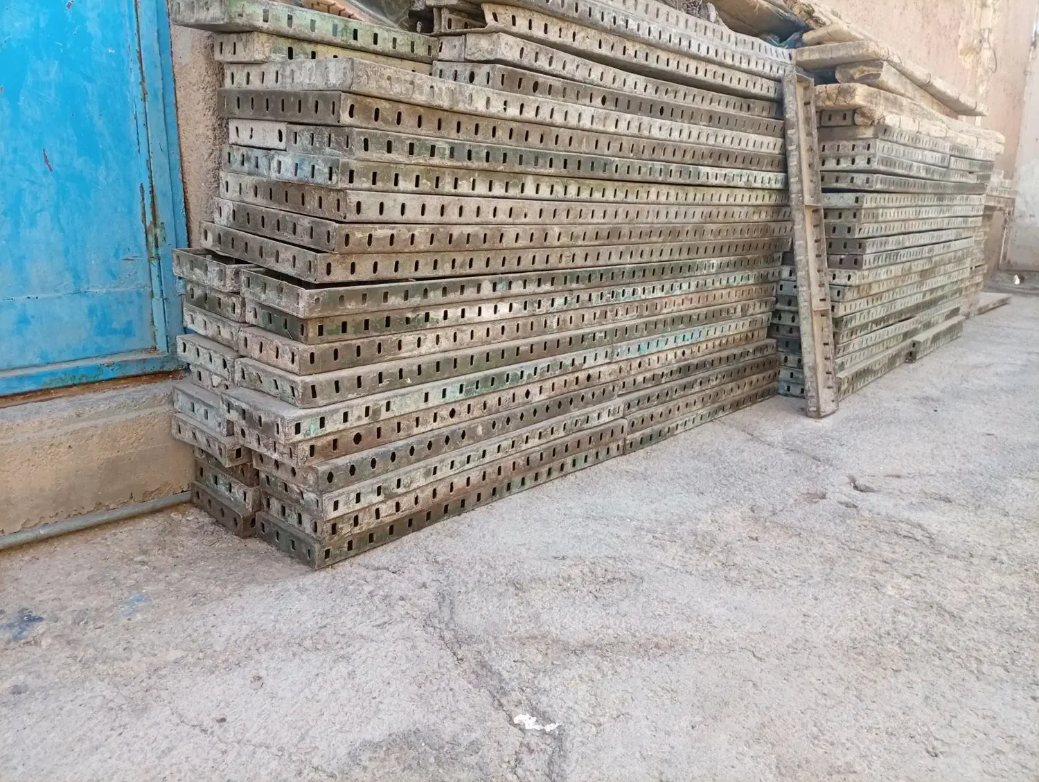 قالب و لوله و ورق و پوش بند و نبشی به فروش میرسد|مصالح و تجهیزات ساختمان|گرمسار, |دیوار