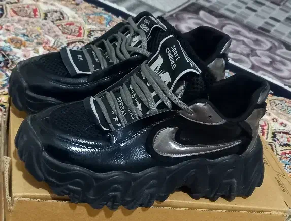 کتونی|کیف، کفش، کمربند|باغستان, |دیوار