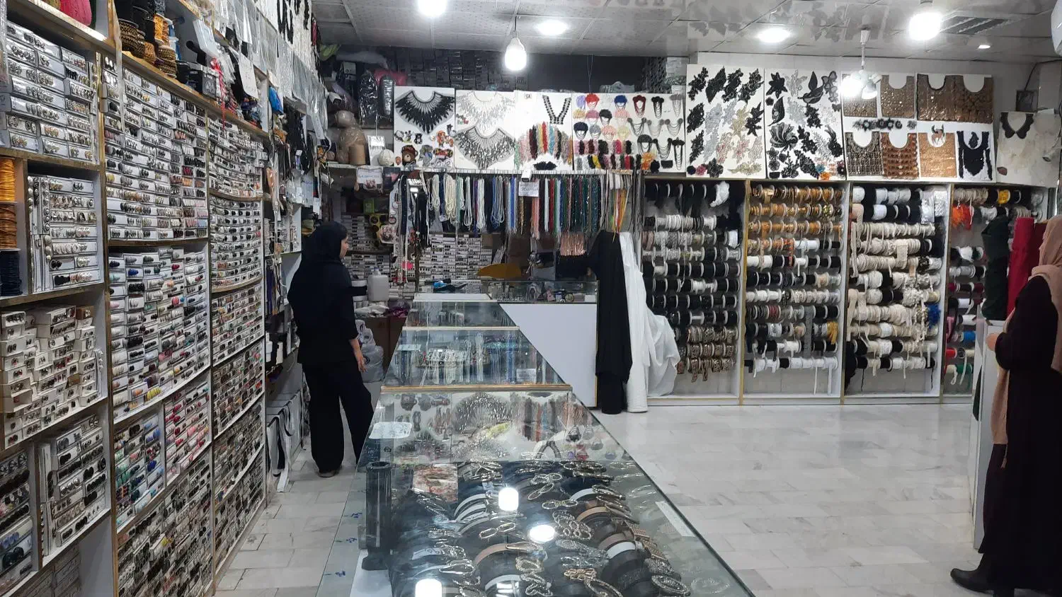 به تعدادی همکار خانم جهت فروشندگی خرازی نیازمندیم|استخدام بازاریابی و فروش|قم, دروازه چوبی|دیوار