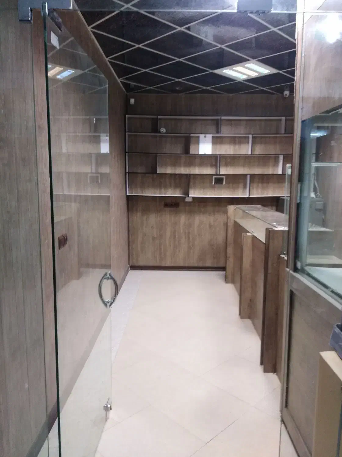 فروش یک باب مغازه واقع در پاساژ طلا|فروش مغازه و غرفه|بافت, |دیوار