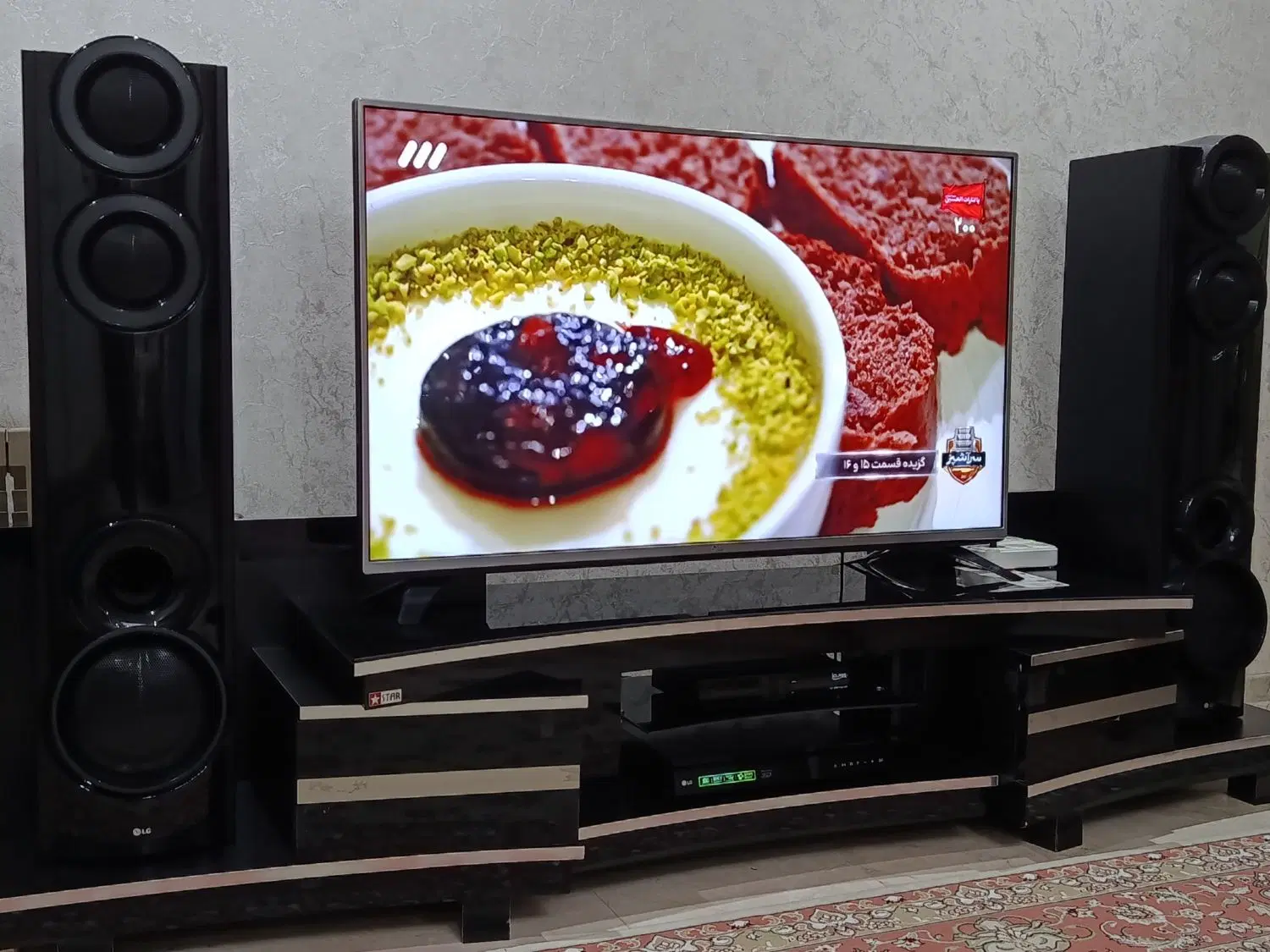 تلویزیون ال سی دی سایز ۵۰ و میز تلویزیون شرکتی|تلویزیون و پروژکتور|تهران, شهرک آزادی|دیوار