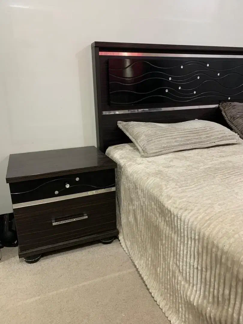 تخت خواب|تخت و سرویس خواب|دوگنبدان, |دیوار