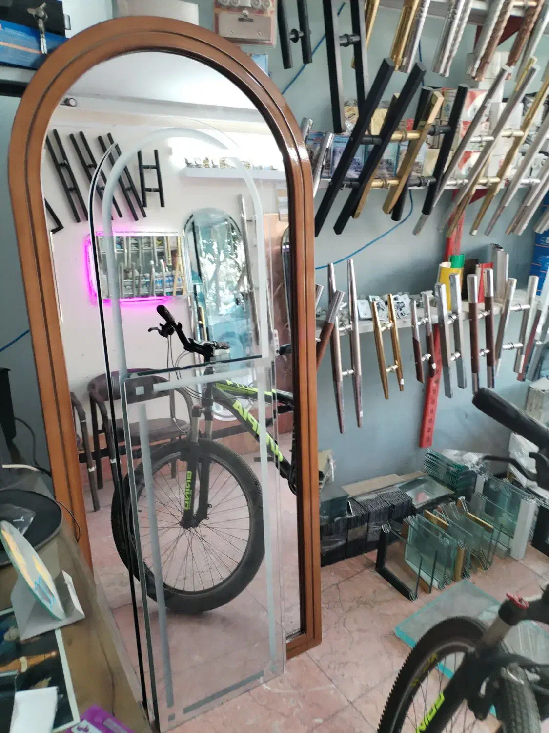 نیازمند سه نفر شاکرد در نصب شیشه سکوریت|استخدام صنعتی، فنی، مهندسی|تربت‌حیدریه, بی بی حسنیه|دیوار