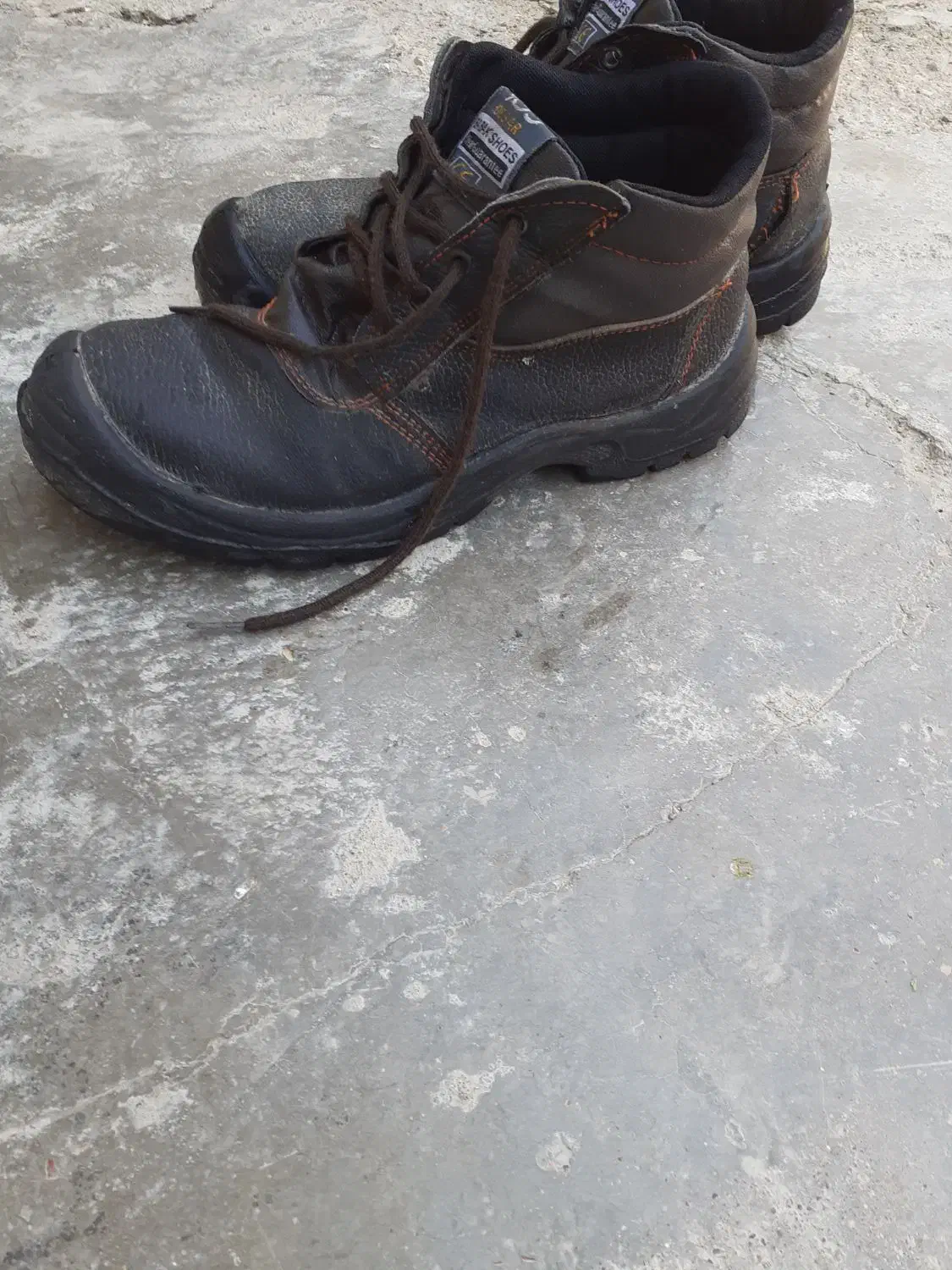 یک جفت کفش|کیف، کفش، کمربند|مسجد سلیمان, |دیوار