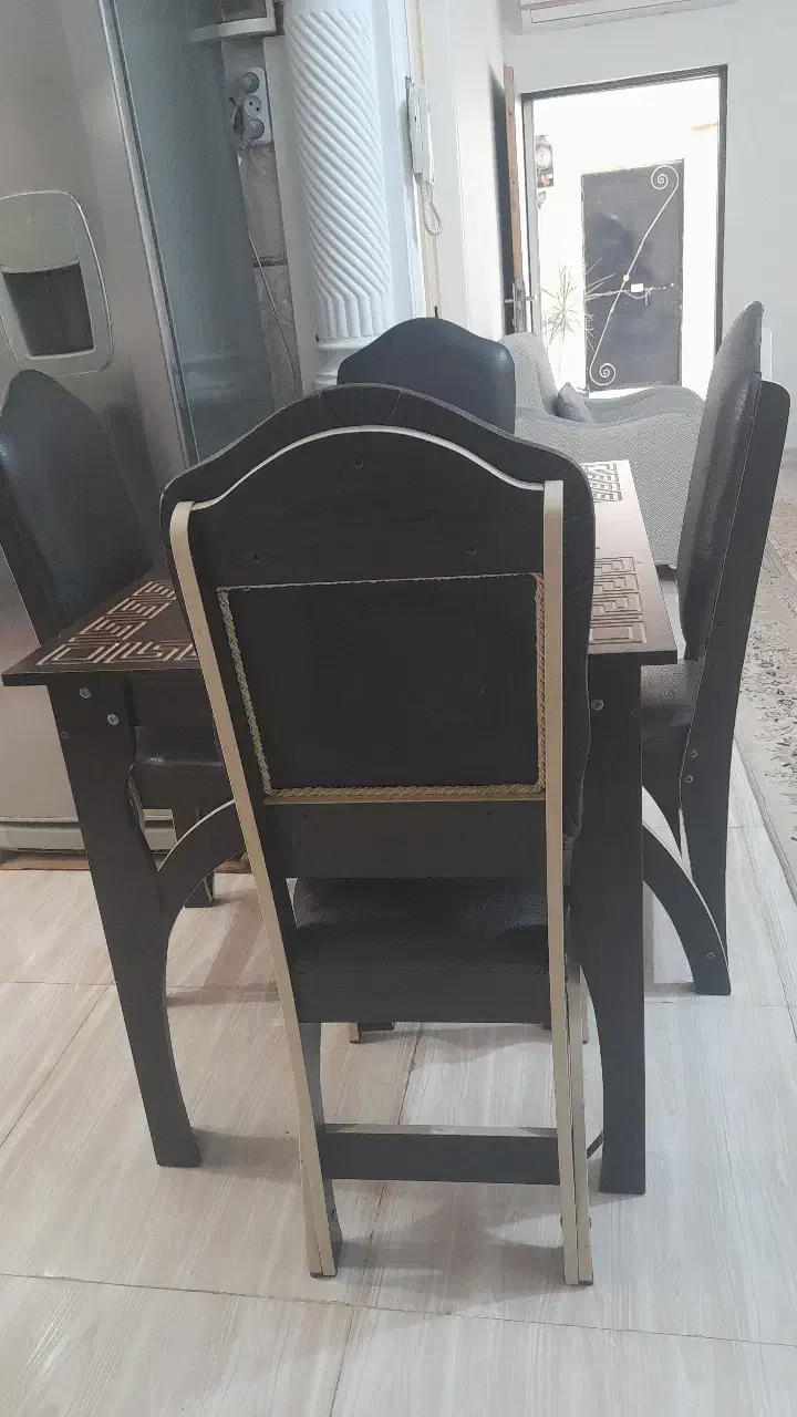 فروش یه عدد کمد و میز نهار خوری همراه صندلی|میز و صندلی غذاخوری|رشت, استقامت ۱|دیوار