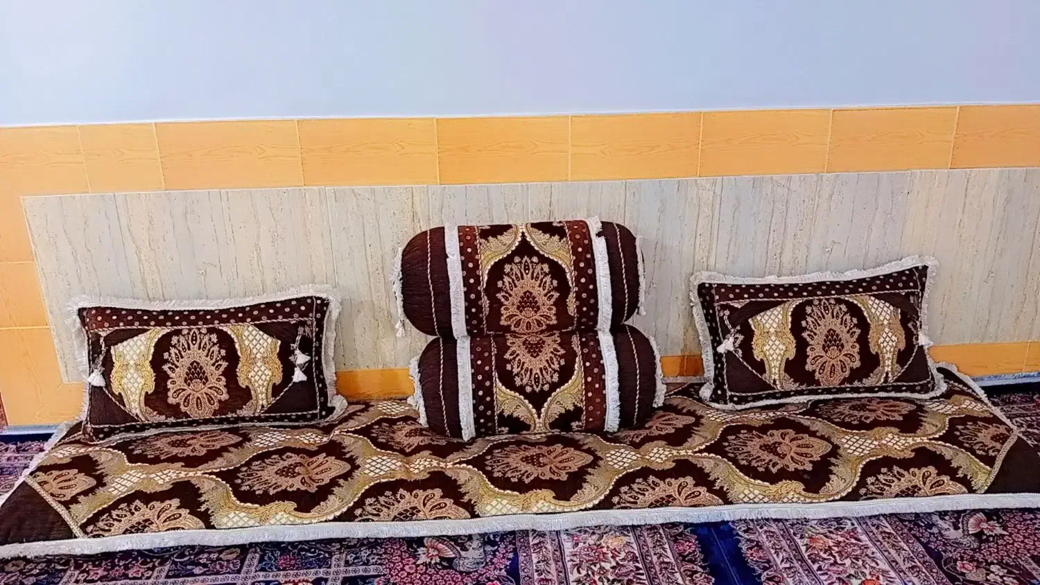 رو کناره و بالست و پشتی|رختخواب، بالش، پتو|خانمیرزا, |دیوار