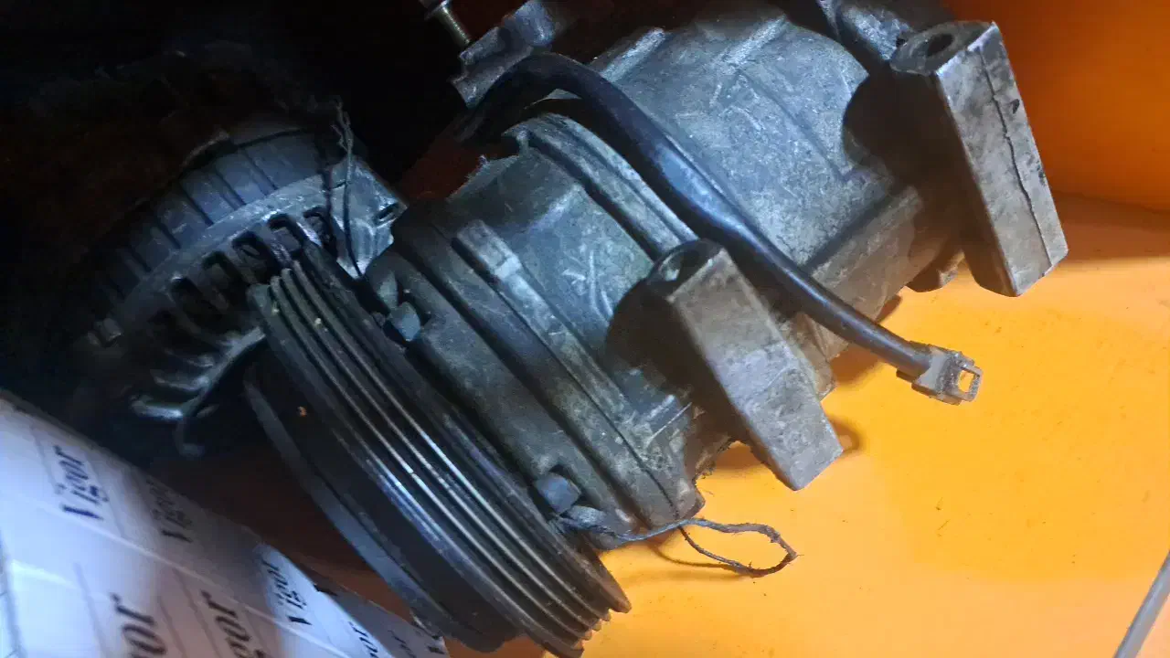 یکسری لوازم موتور کاپرا. دلیکا ۲۴۰۰ فولکس|قطعات یدکی و لوازم جانبی|قم, خداکرم|دیوار