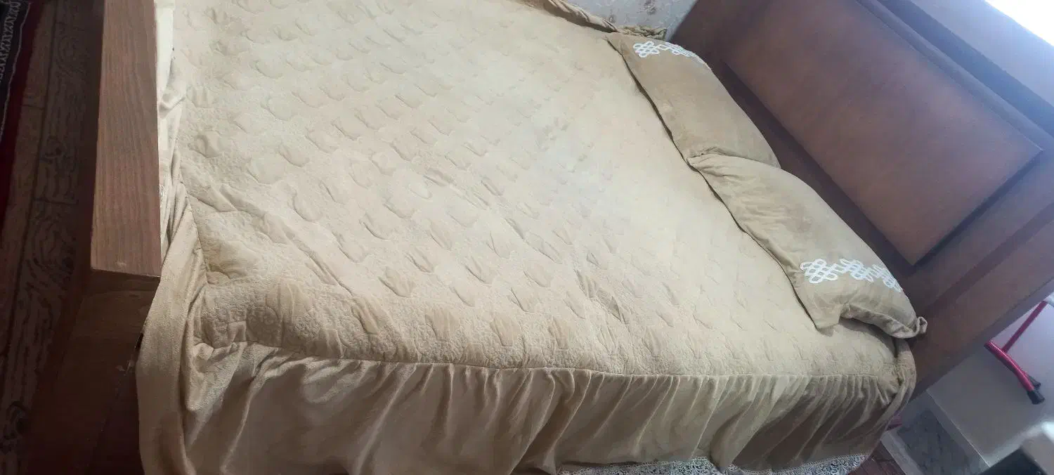 تخت خواب تمام چوب در حد نو|تخت و سرویس خواب|نیشابور, فردوس شمالی|دیوار