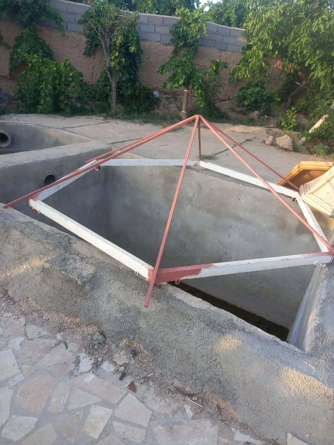 ۲تا سینگ تک قلو سالم با یه آبچکان و اسکلت آلاچیق|آب‌چکان و نظم‌دهنده ظروف|شاهرود, |دیوار