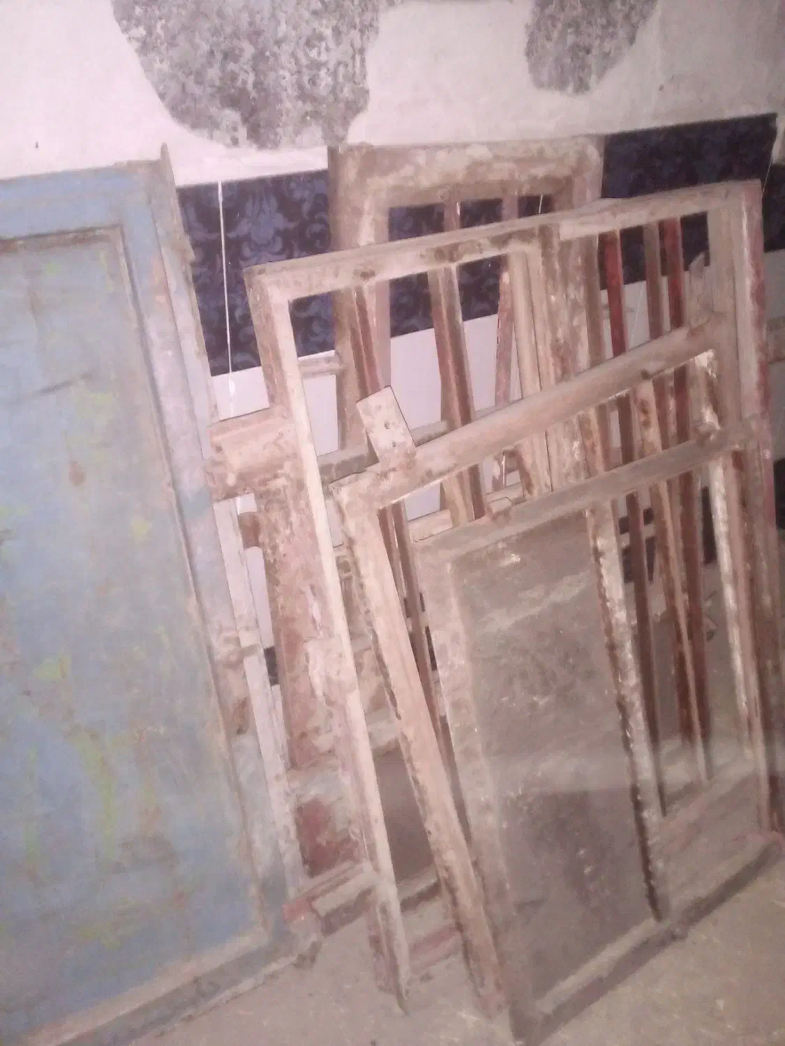 در حیاط درخانه پنجره|مصالح و تجهیزات ساختمان|تربت جام, خیرآباد|دیوار