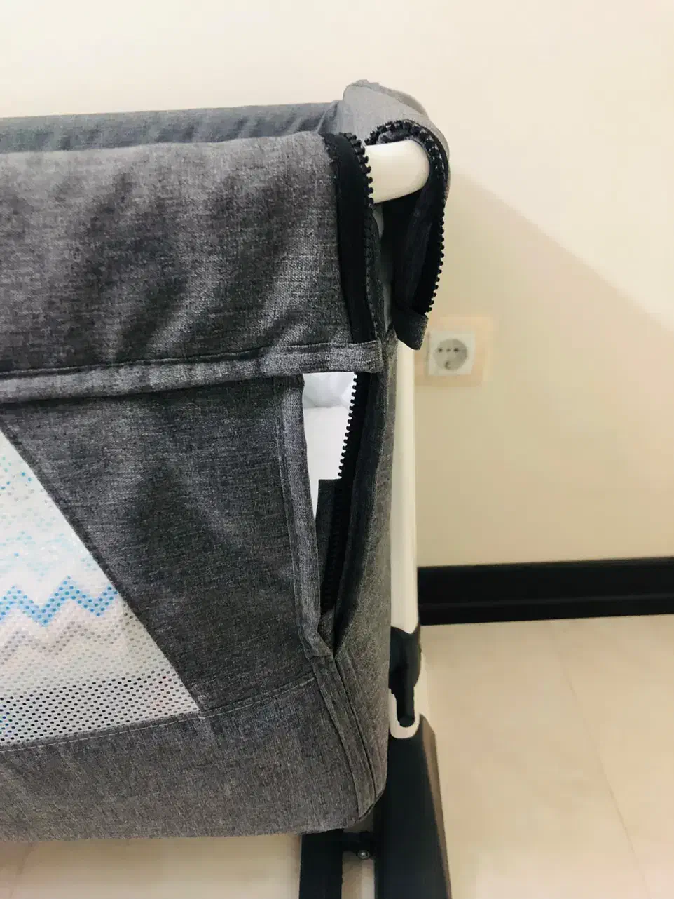 تخت کنار مادر زویه|تخت و صندلی بچه|اصفهان, شهرک کاوه|دیوار