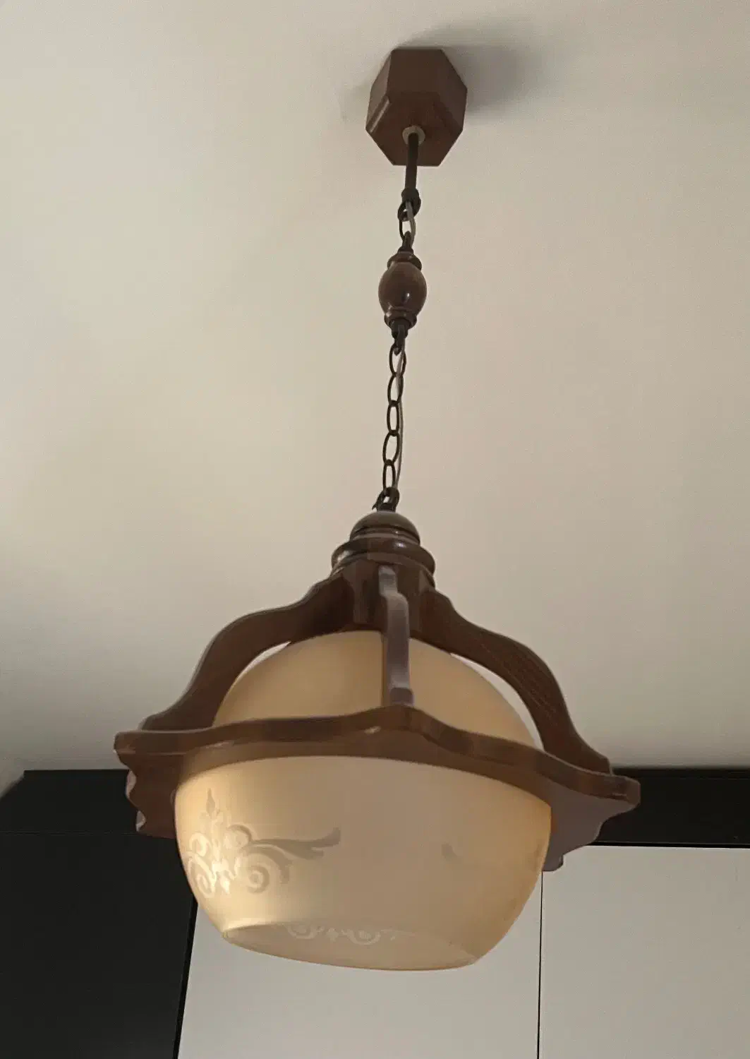 دو عدد لوستر تک شاخه و یک عدد ساعت دیواری|لوستر و چراغ آویز|کیش, |دیوار