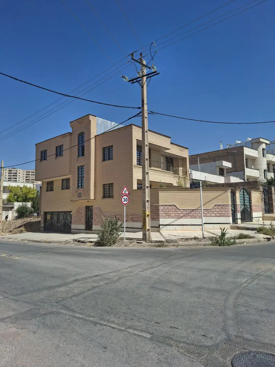 دوطبقه دربست دونبش مولانا 3|فروش خانه و ویلا|صدرا-فارس, فاز ۱|دیوار