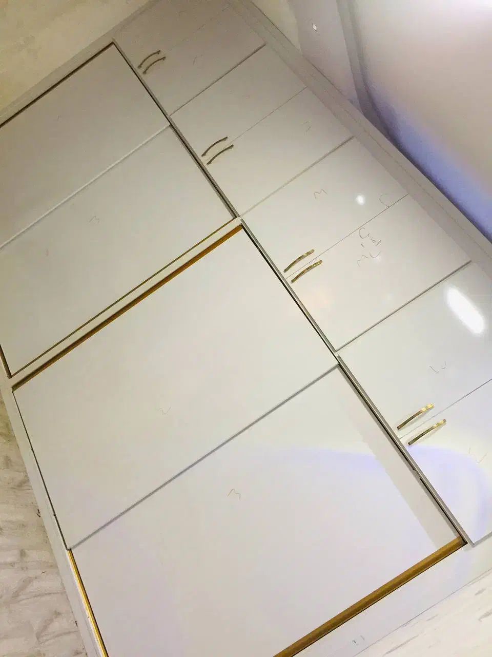 اجرای کمد دیواری ملامین درجه یک ۱.۹۵۰.۰۰تحویل فوری|جاکفشی، کمد، دراور|تبریز, |دیوار