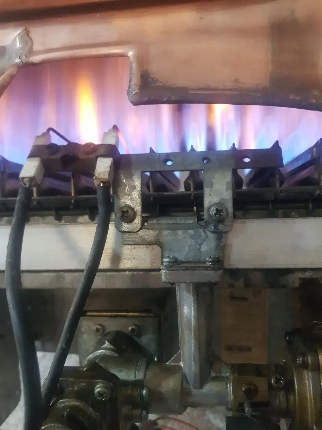 ابگرمکن بوتان ۳۱۱۸ ایوناز|آبگرمکن، پکیج، شوفاژ|بروجرد, |دیوار