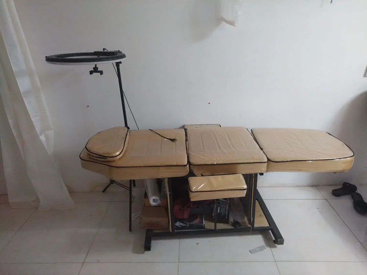 تعدادی وسیله ناخن.و وسایل سالن زیبایی.|آرایشگاه و سالنهای زیبایی|بم, |دیوار