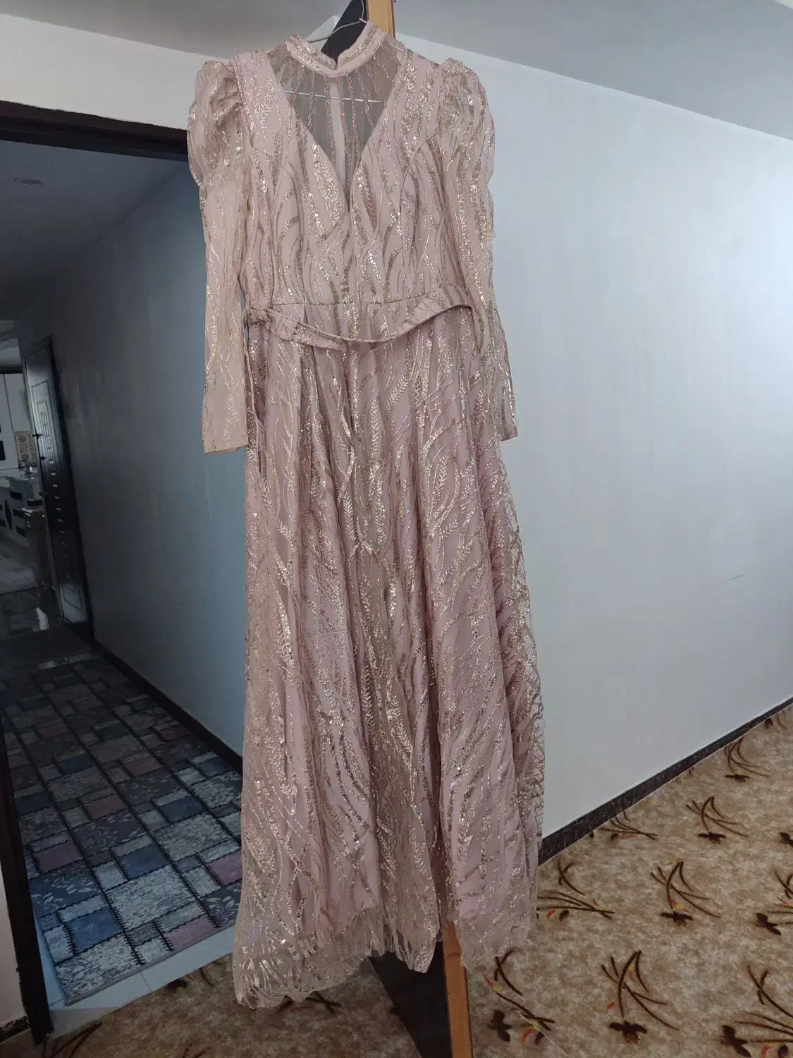 پیراهن مجلسی|لباس|رباط‌کریم, رباط‌کریم|دیوار