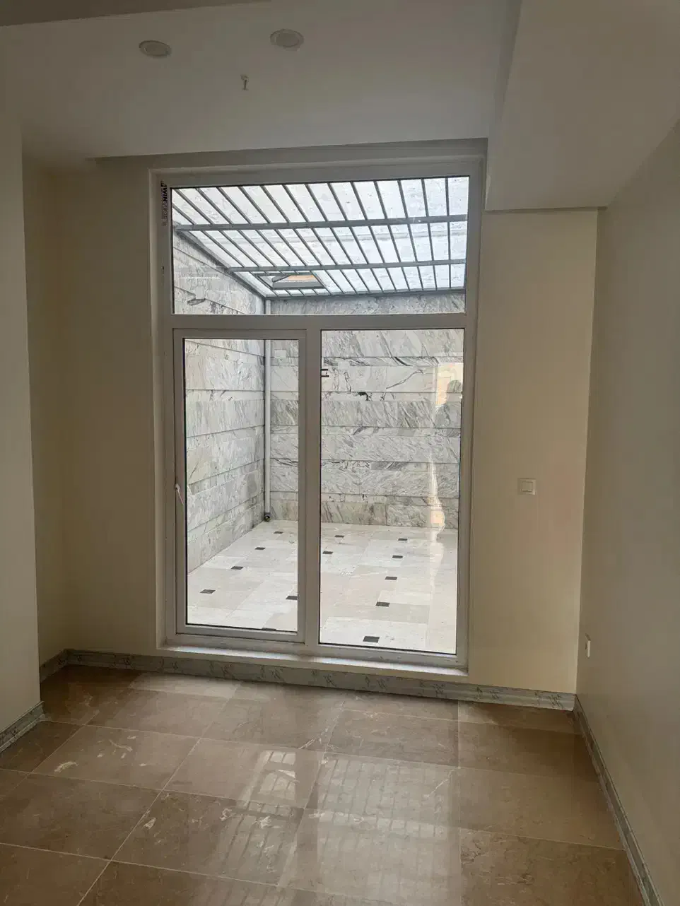 ۱۵۰ متر / خطی روبه آفتاب/سالن بزرگ-طبقه۱و۵