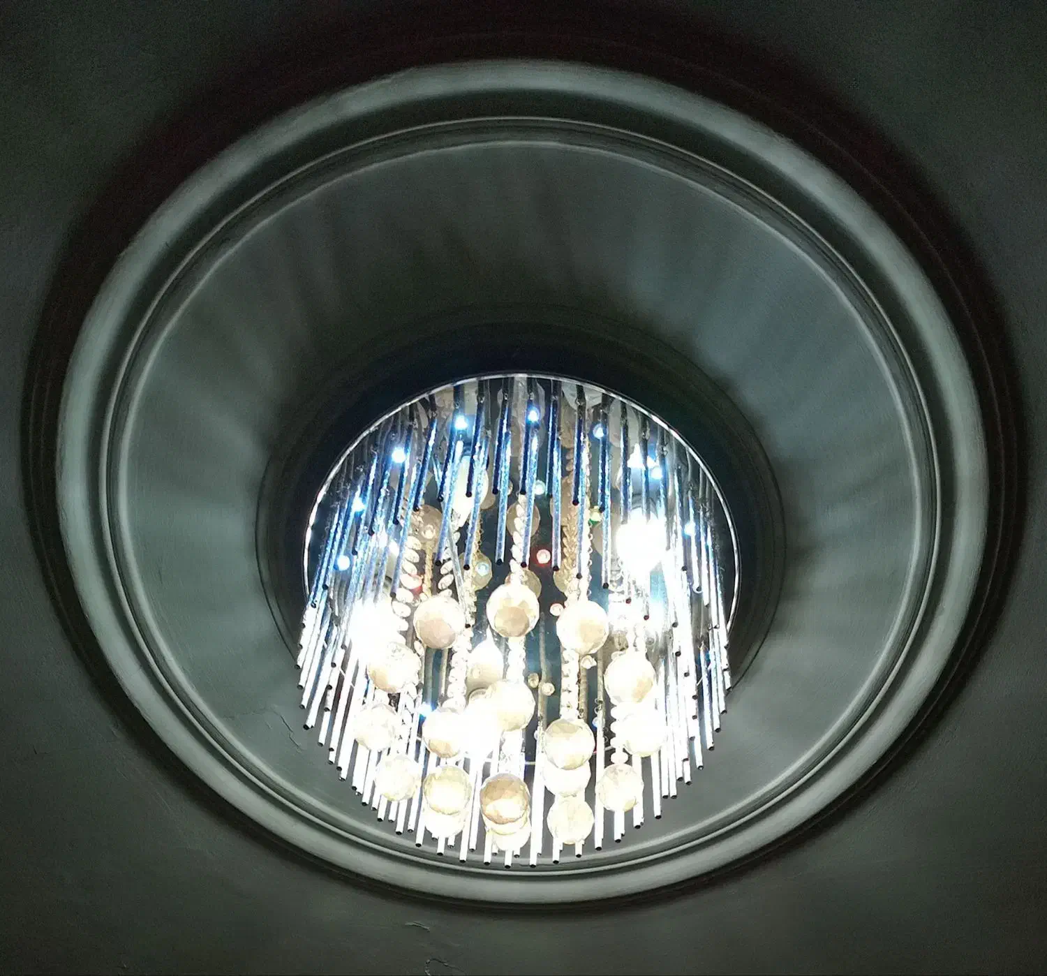 لوستر در حد نو|لوستر و چراغ آویز|قدس, شهر‌قدس|دیوار